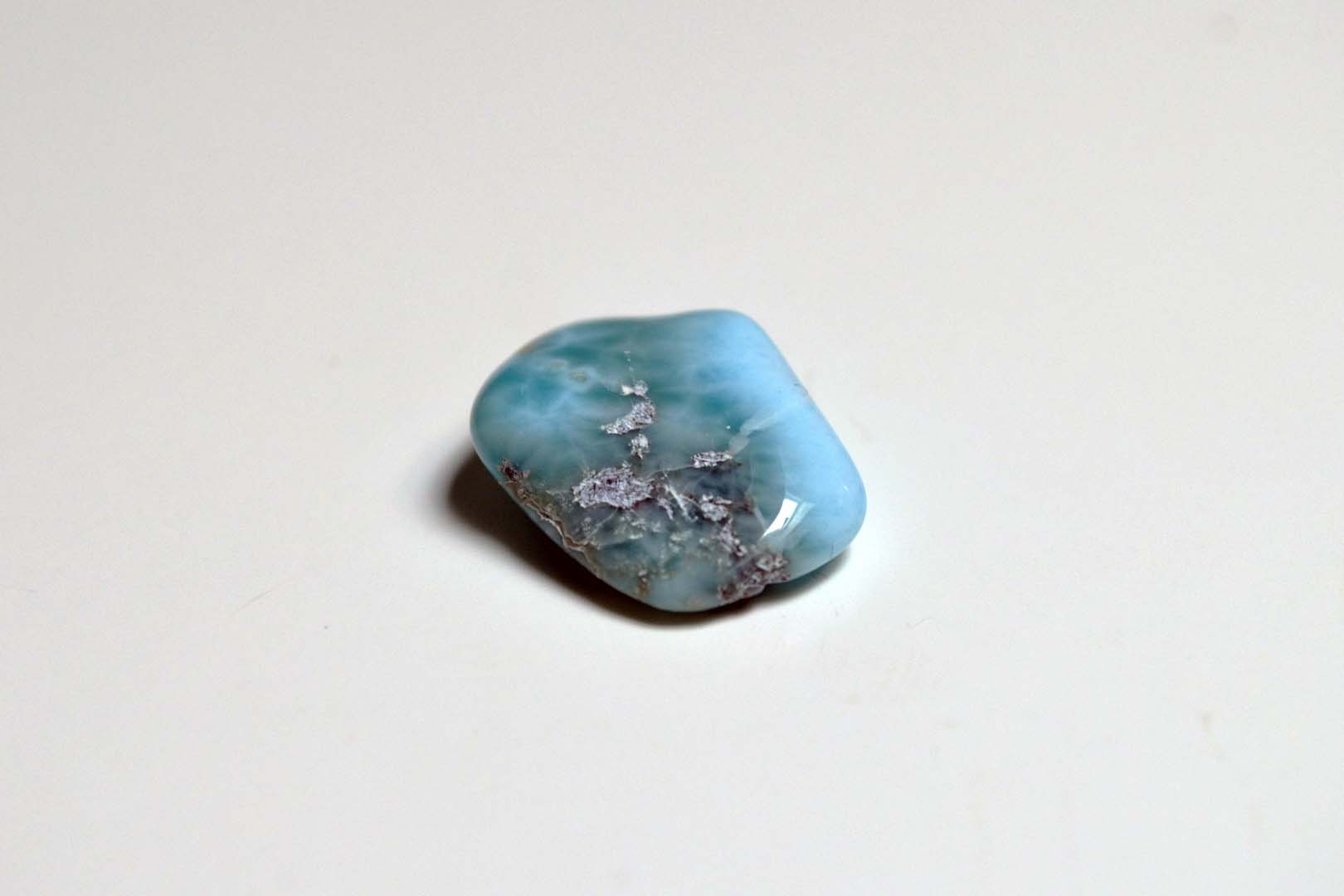 Kámen larimar na šedém pozadí