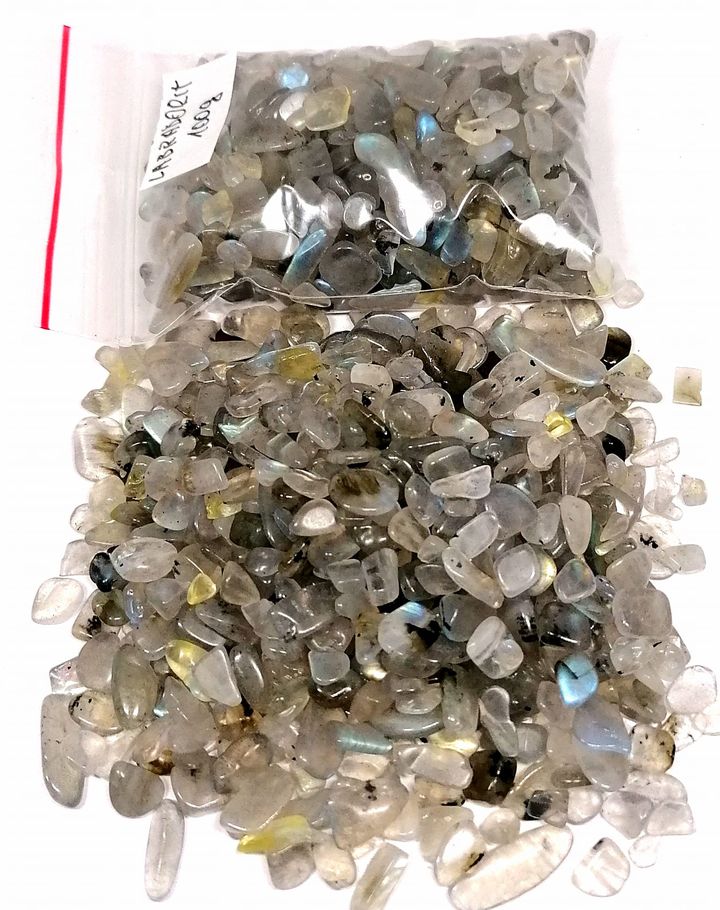 Labradorit chips tromlovaný v AA kvalitě, balení 100 g