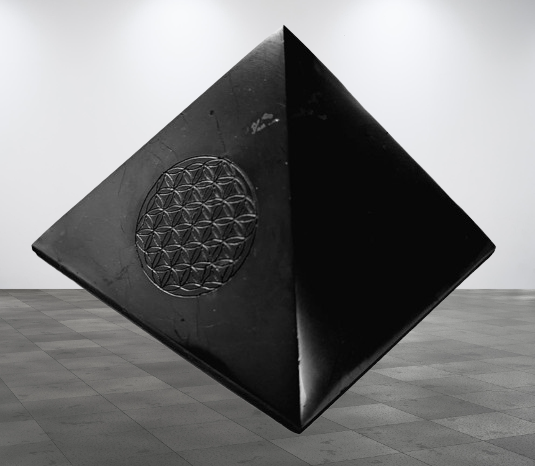 Pyramida ze šungitu s květem života 6 cm