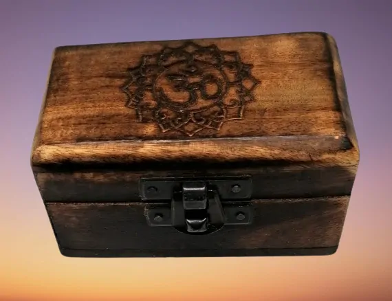 Dřevěná krabička 9x5x4 cm s vyřezaným symbolem OM