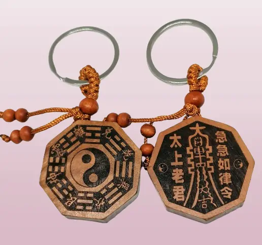 Přívěsek dřevěný JIN-JANG č.4