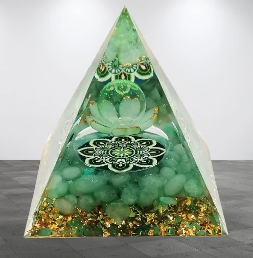 Zelený avanturín v orgonitové pyramidě – mandala pro duchovní harmonii a klid