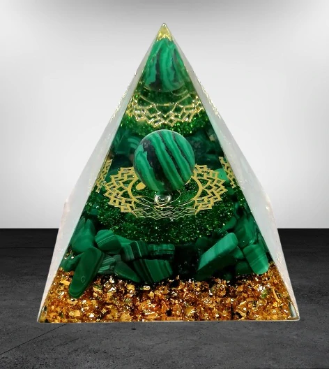 Orgonitová pyramida malachitová s kuličkou malachitu