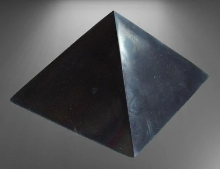 Leštěná šungitová pyramida 10 cm – Ochrana před elektromagnetickým zářením