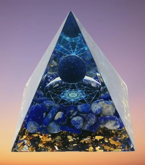 Orgonitová pyramida s lapisem lazuli a kuličkou lapisu