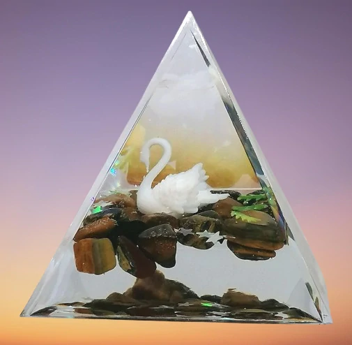 Orgonitová pyramida – tygří oko a labuť pro ochranu a rovnováhu