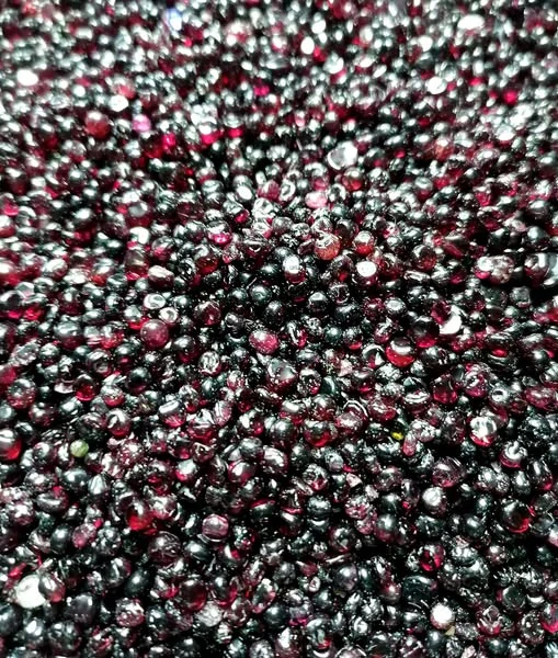 Granát /almandin/ tromlovaný chips 1-4 mm, balení 500 g