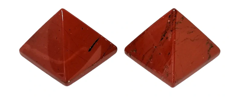 Pyramida z červeného jaspisu – energetický kámen pro harmonii a ochranu, cca 3,5 cm