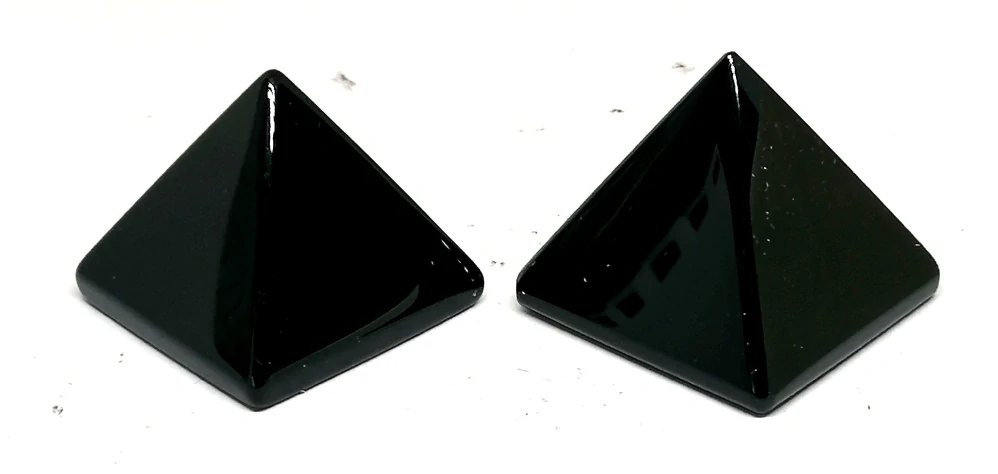 Obsidián černý – pyramida z přírodního kamene pro ochranu a očistu prostoru