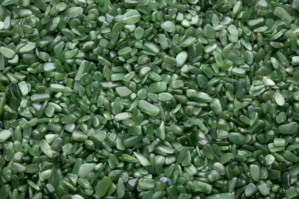 Nefrit – sekané kamínky (chips), balení 100 g, velikost 4–7 mm