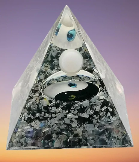 Orgonitová pyramida - energetický generátor s kuličkou bílého jadeitu a symbolem JIN JANG