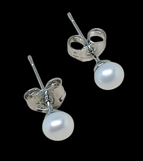 Říční perly náušnice puzeta drobné – bílé, elegantní a přírodní šperk