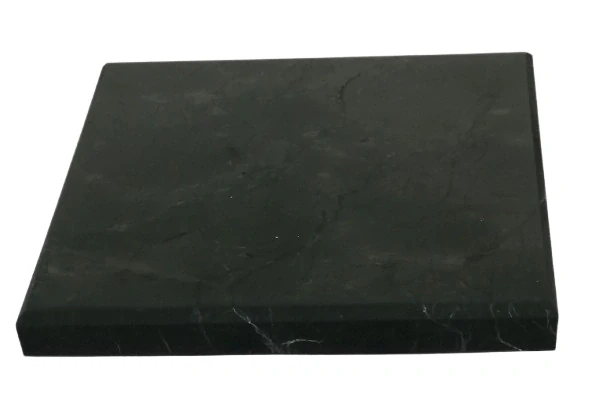 Šungitová dlaždice 10×10×1 cm leštěná – ochranný esoterický kámen z Karélie