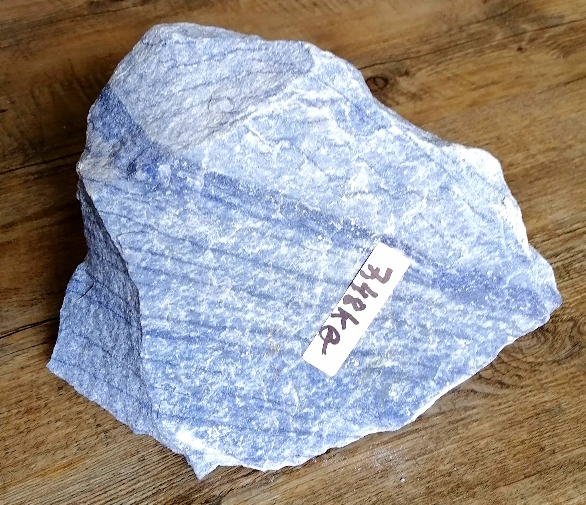 Modrý křemen surový obří blok 7,46 kg (25×20×15 cm) – kámen klidu z Brazílie
