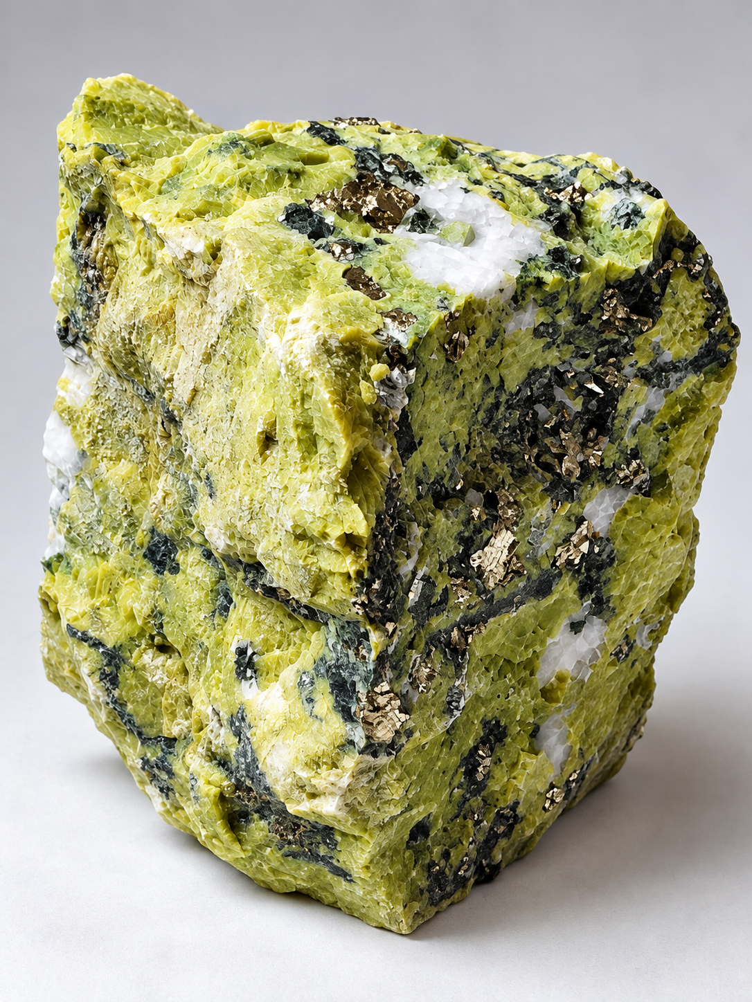 Serpentin s pyritem z Peru, krásný kus 1 kg