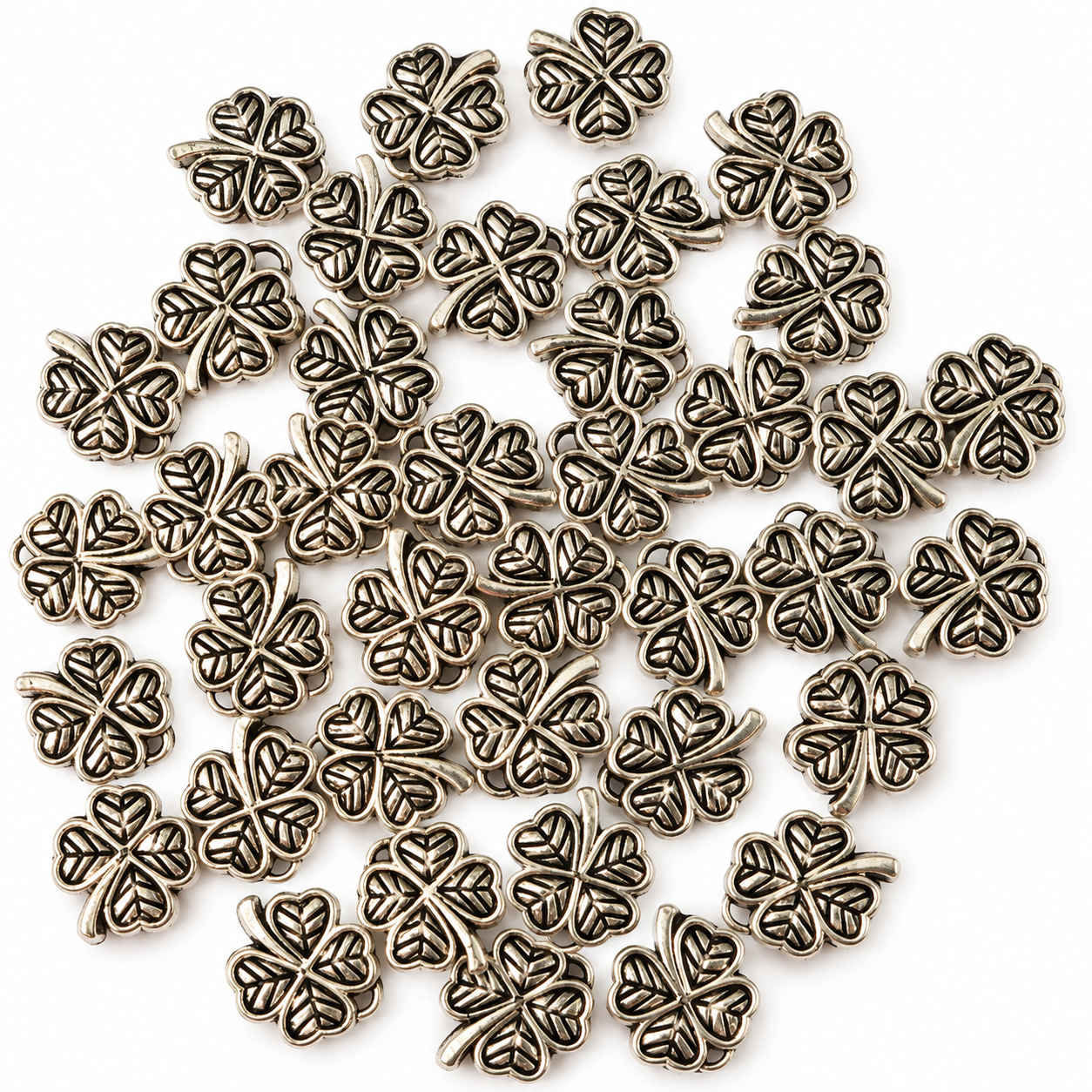 Kovové korálky ČTYŘLÍSTEK – 1,2 cm / 39 ks