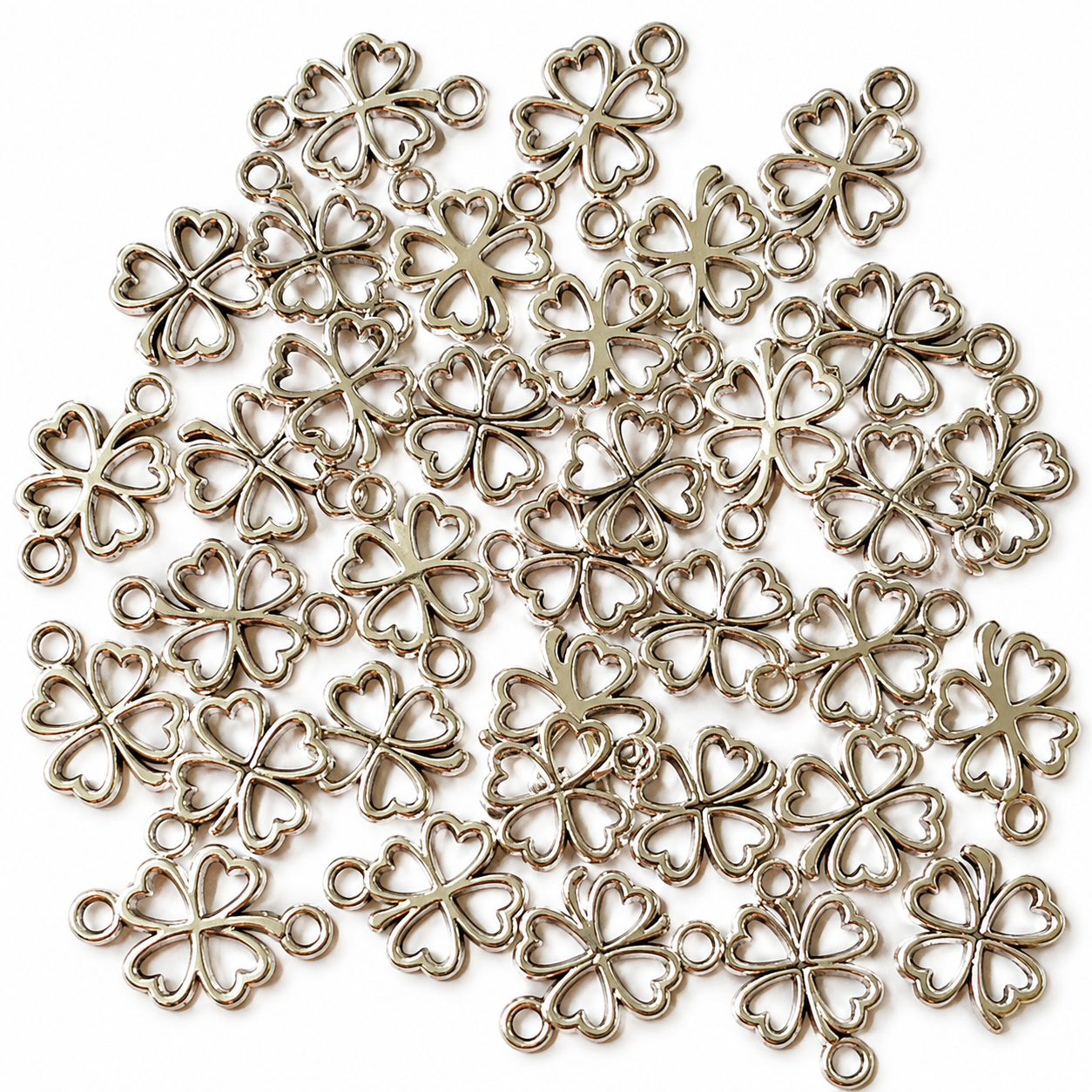 Kovové mezikusy a přívěsky ČTYŘLÍSTEK – 1,3–2 cm / 38 ks