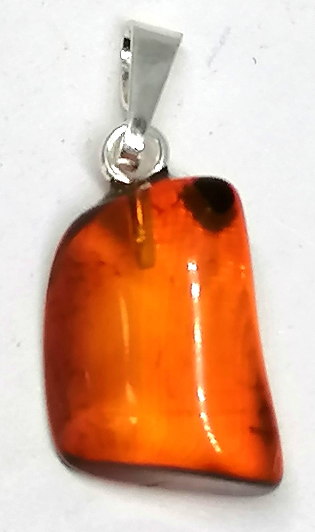 Jantarový přívěsek pravý 1,5 cm s chir. ocelí