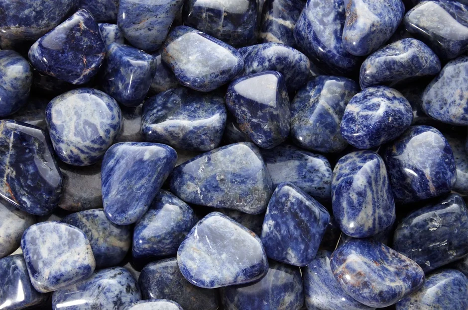 Sodalit granit XL – Tromlovaný kámen z Namibie pro harmonii a klid