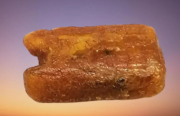 Jantar surový, malý 1,1 g, vhodný na výrobu přívěsku