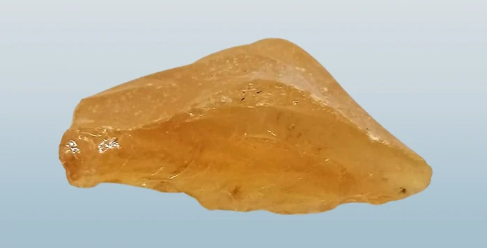 Jantar surový větší 4,5 g,uvnitř průhledný