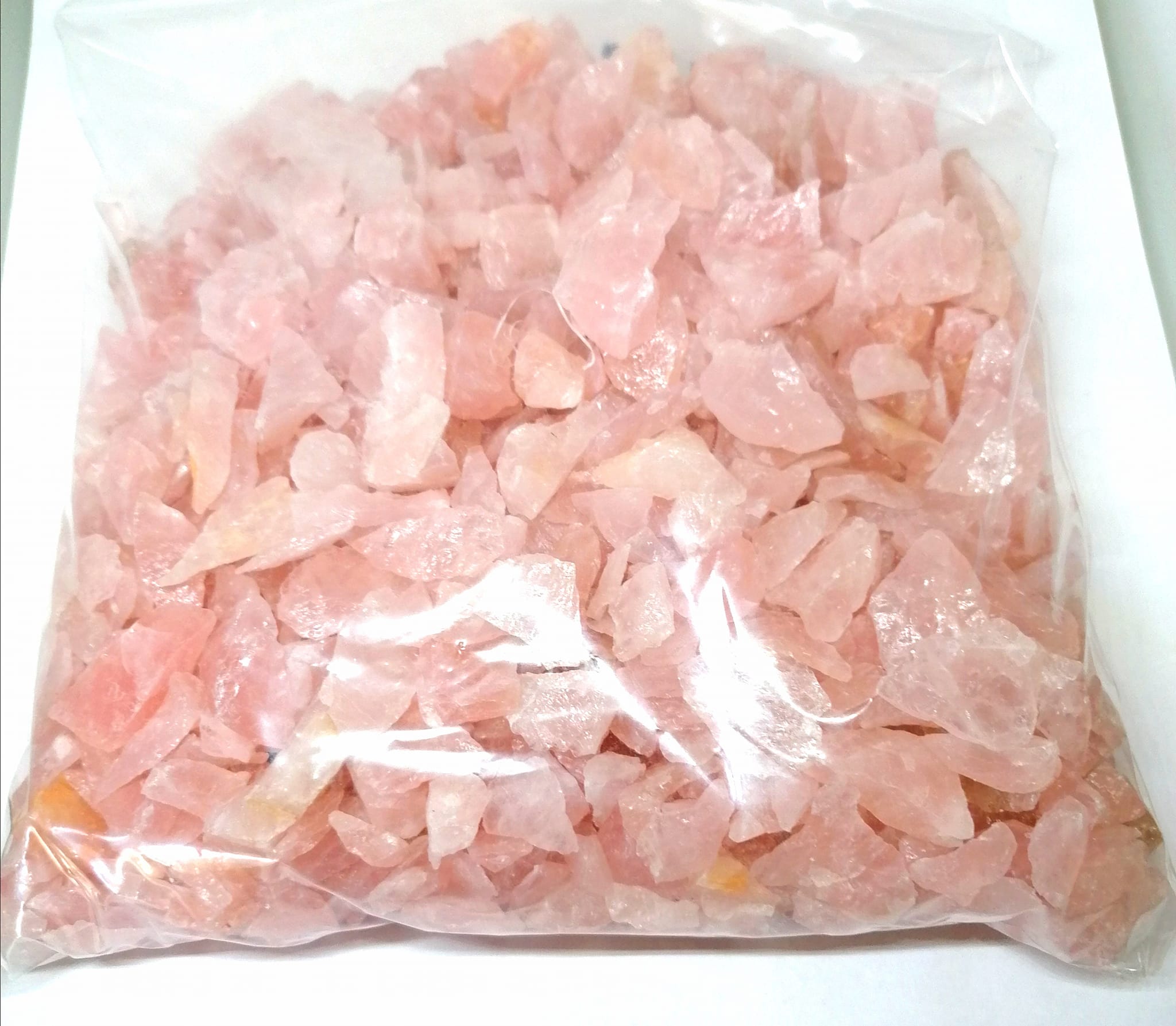 Růženín přírodní štípaný – chips 5–15 mm, 1 kg z Brazílie, kámen lásky a harmonie