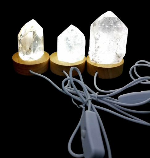 Křišťálová špice na bílém svítícím podstavci – dekorace i energetický kámen