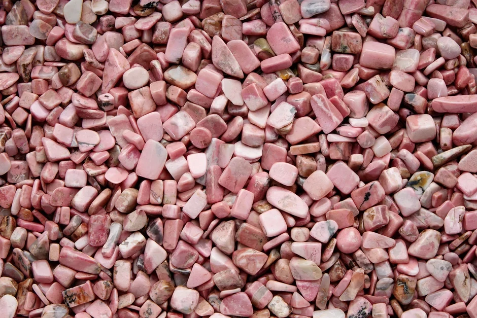 Rodonit chips tromlovaný 8–12 mm – 100 gramů minerálu pro tvoření a harmonii
