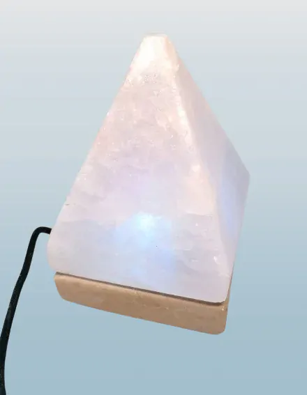USB solná lampa Pyramida 9 cm – vícebarevné LED podsvícení | Kompaktní design pro klid a harmonii