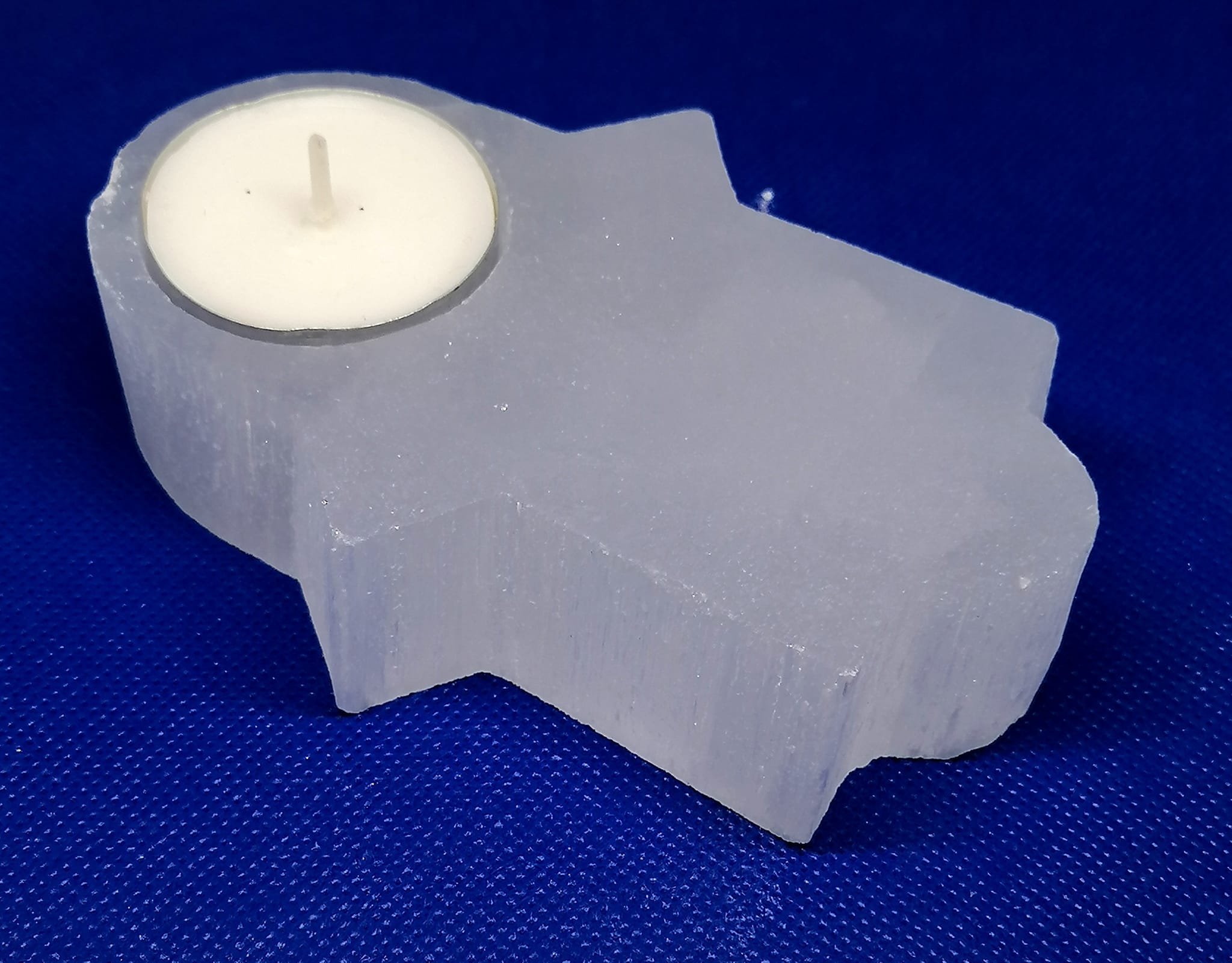 Hamsa svícen ze selenitu 11,5 cm – přírodní očistný kámen pro harmonii domova