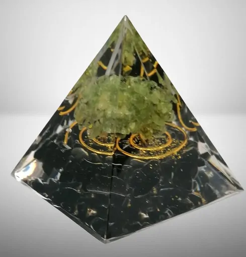 Orgonitová pyramida s onyxem a stromem života z olivínu