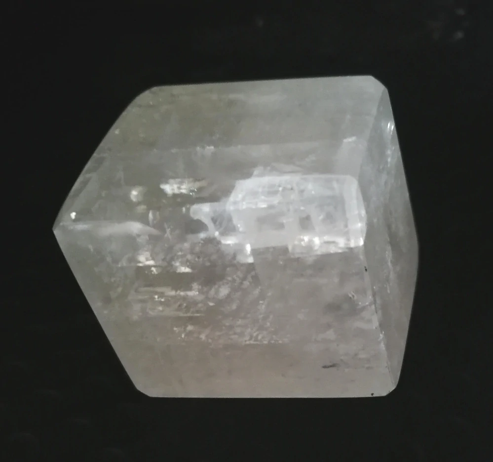 Kalcit krystalický – broušená krychle 150 g, průhledný minerál pro dekoraci a esoteriku