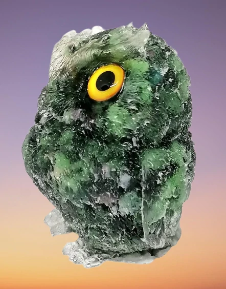 Sovička z rubínu v zoisitu z pryskyřice 6 cm