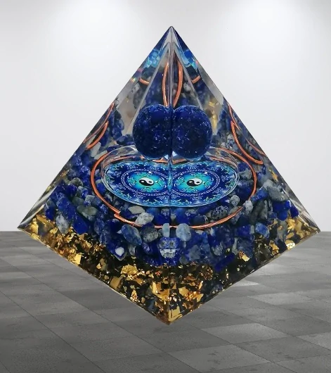 Orgonitová pyramida s lapisem lazuli a symbolem JIN JANG