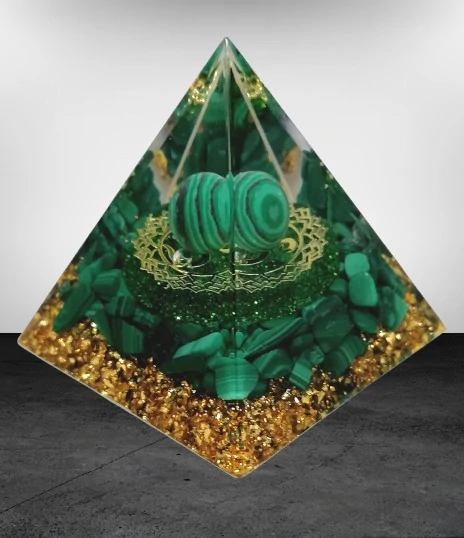 Orgonitová pyramida malachitová s kuličkou malachitu