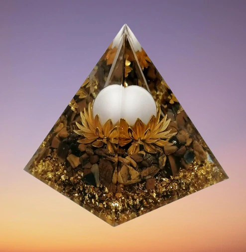 Orgonitová pyramida s tygřím okem a jadeitovou kuličkou 5x5 cm