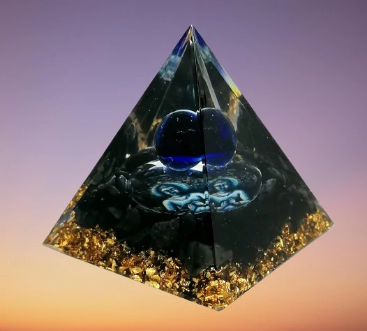 Orgonitová pyramida s obsidiánem a symbolem BUDDHY