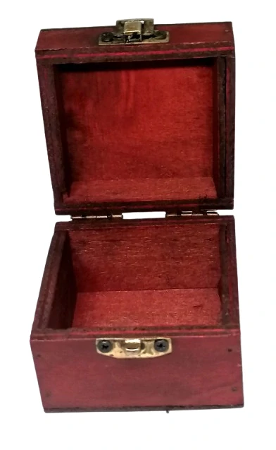 Dřevěná gotická truhlička čtvercová 9,5 x 9,5 x 6 cm