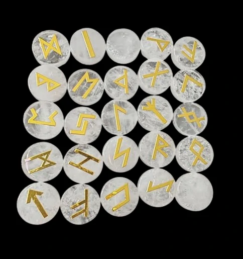 Runové kameny z křišťálu – věštecká sada v červeném sáčku, esoterika a energie