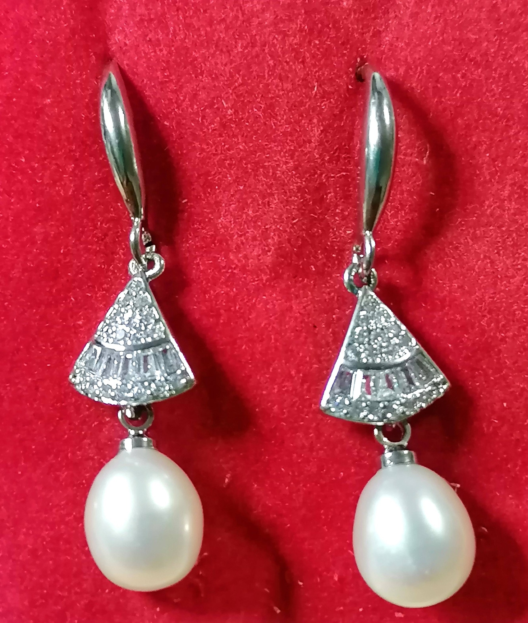 Exkluzivní naušnice s říční perlou s chir. ocelí, bílá