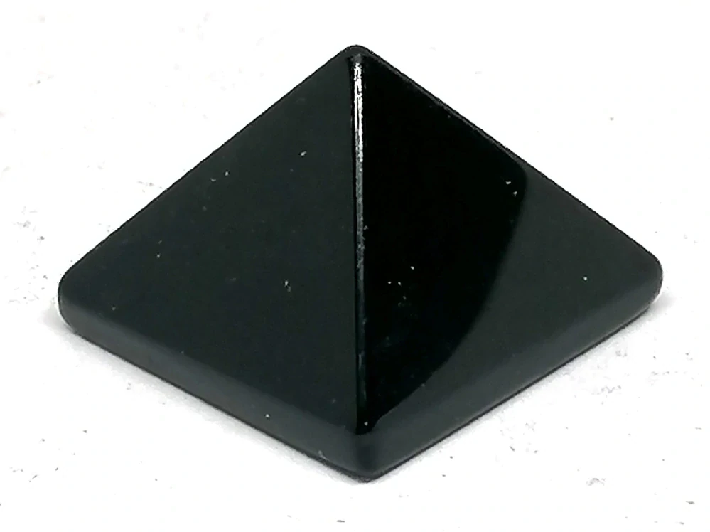 Obsidián černý – pyramida z přírodního kamene pro ochranu a očistu prostoru