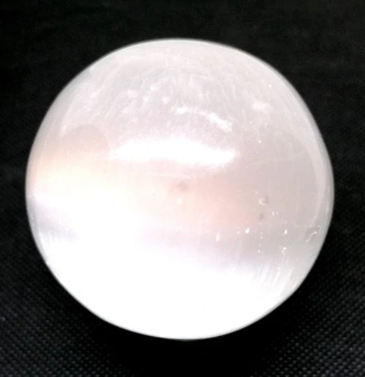 Selenitová koule 7 cm – andělský kámen pro očistu, klid a duchovní rovnováhu