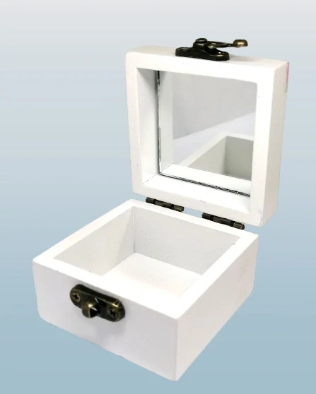 Dřevěná krabička s růžemi a zrcátkem – stylový úložný box na šperky