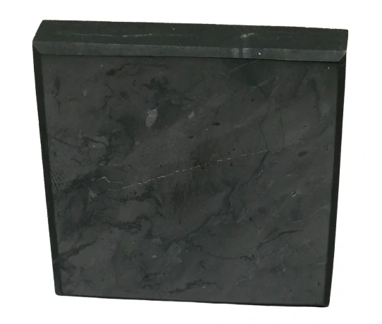 Šungitová destička leštěná 5×5×1 cm – ochranný kámen z Karélie pro očistu a harmonii