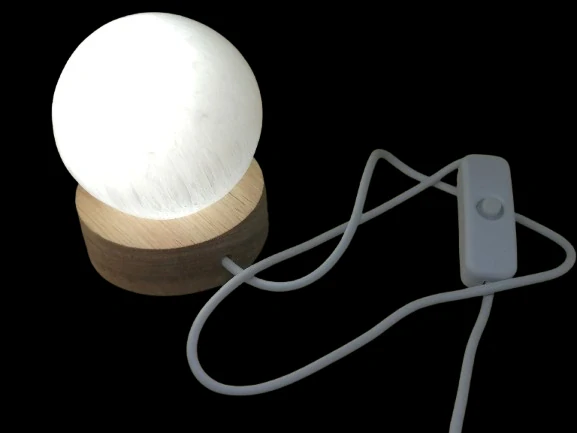 Selenit koule 6 cm + svítící podstavec USB, bílé světlo