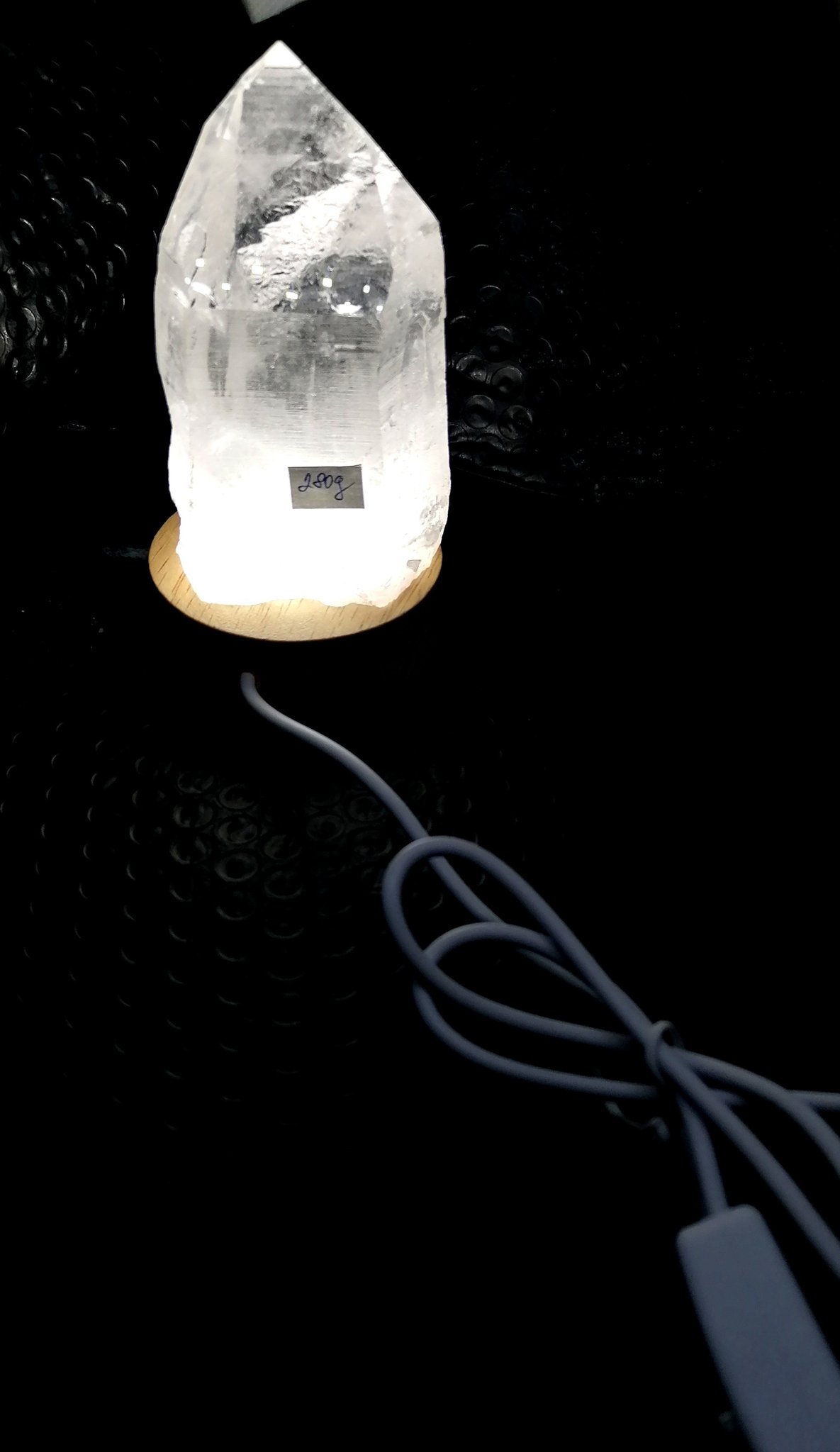 Křišťálová špice velká na bílém svítícím podstavci – dekorace i energetický kámen