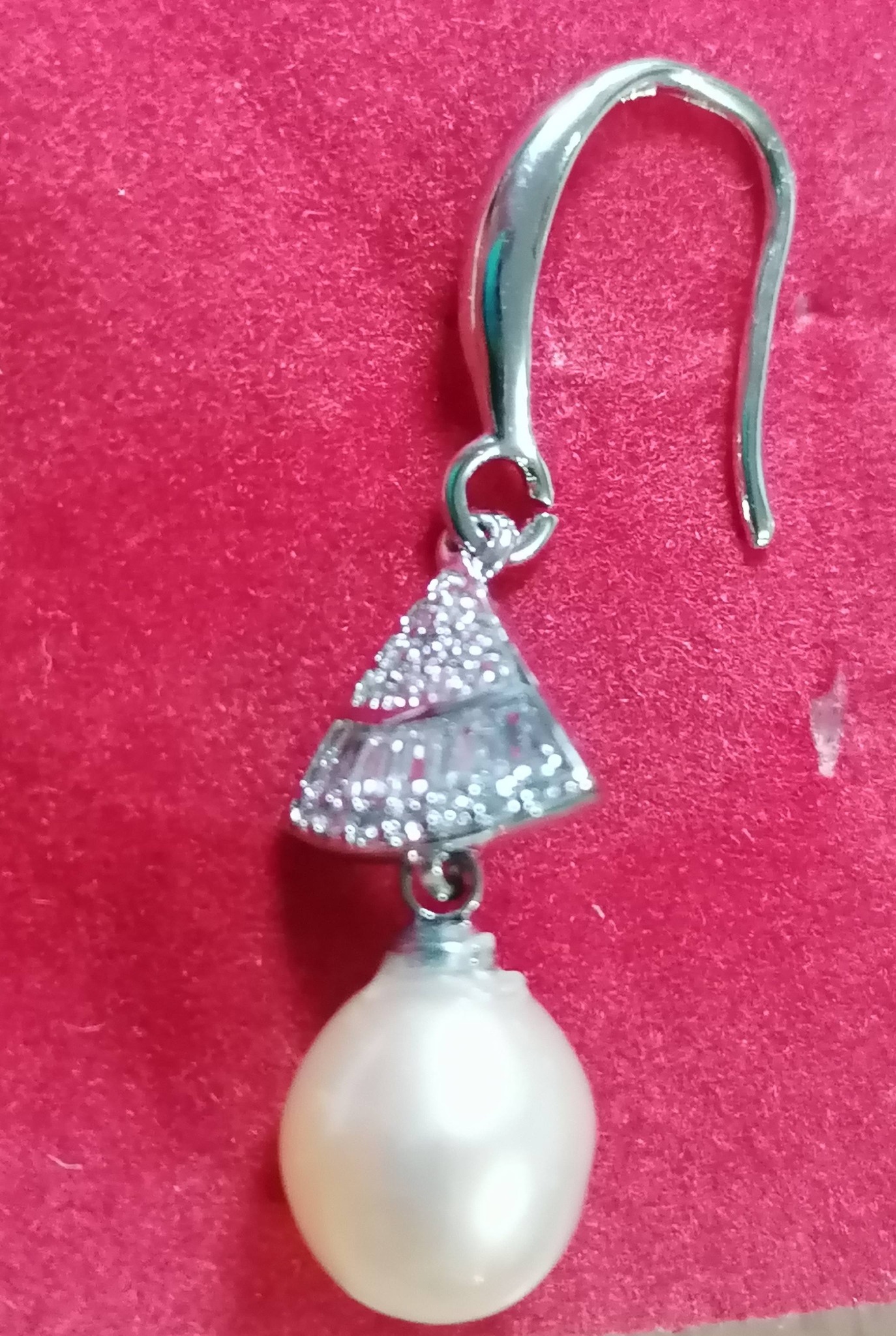 Exkluzivní naušnice s říční perlou s chir. ocelí, meruňková barva