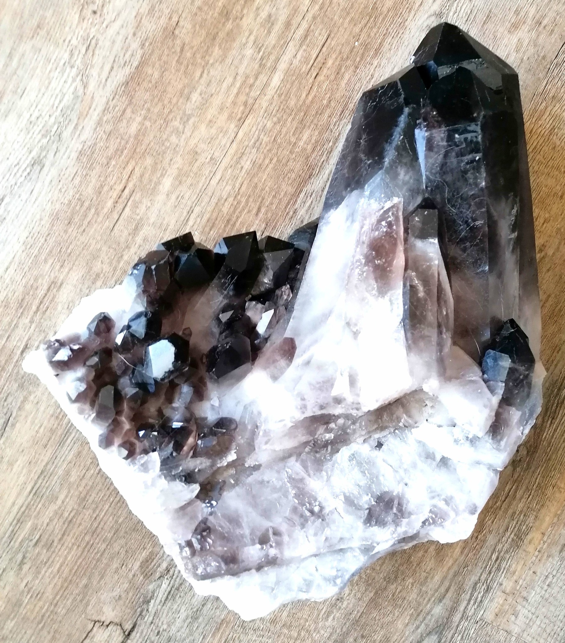 Záhněda drúza obří 8,4 kg přírodní krystal pro očistu prostoru