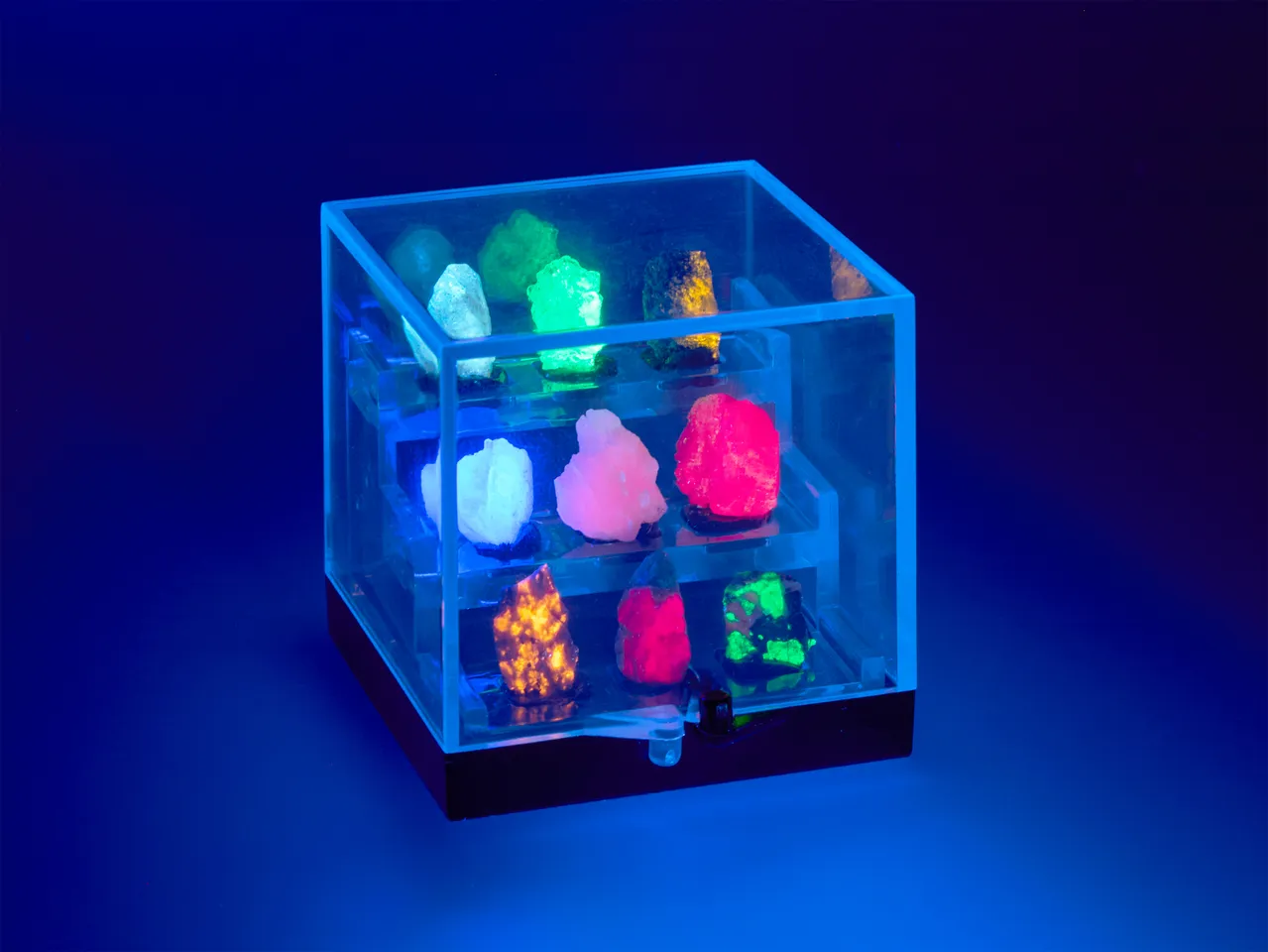 Velká Sbírka-galerie fluorescenčních minerálů, 68 x 68 mm