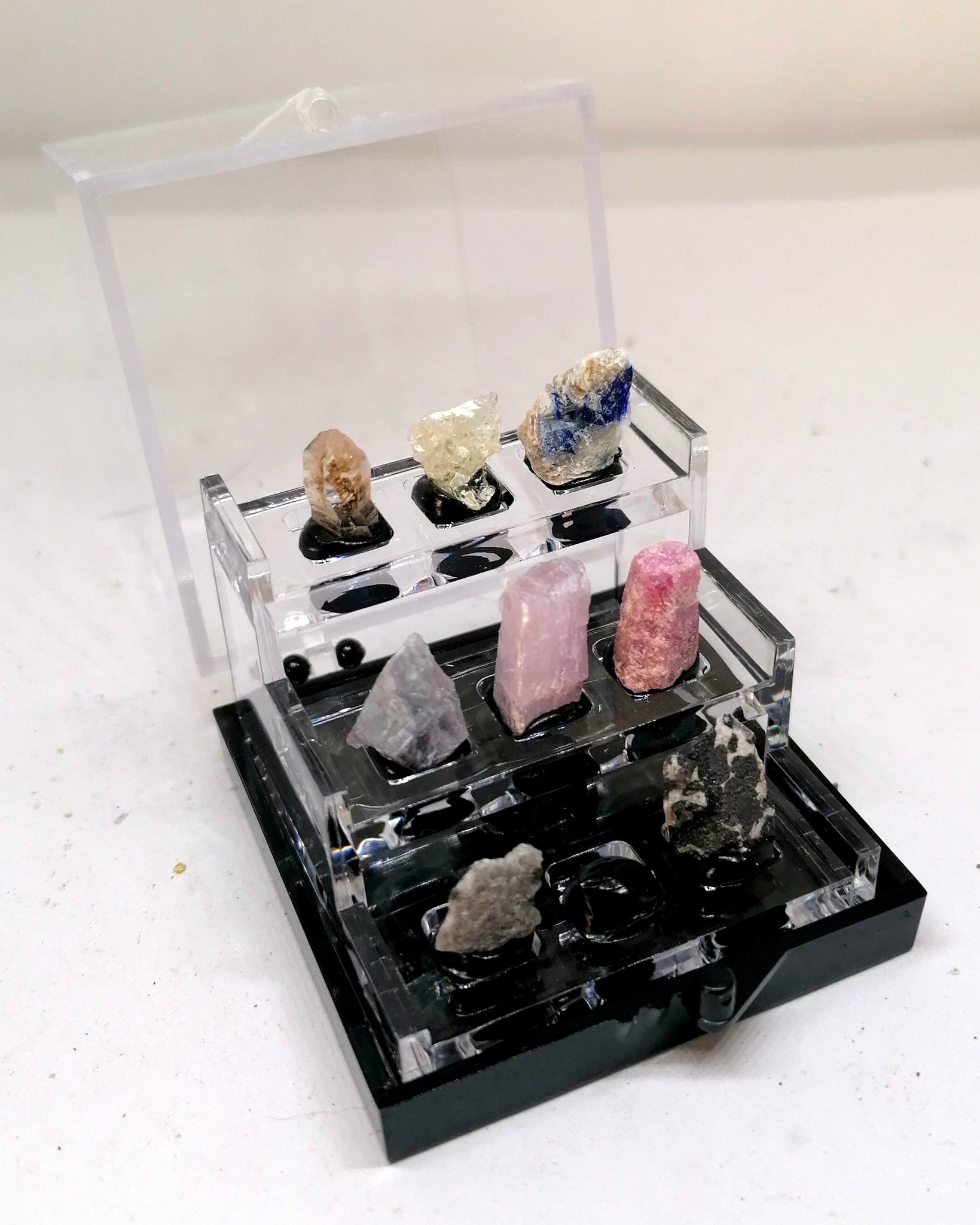 Střední Sbírka-galerie fluorescenčních minerálů, jeden chybí